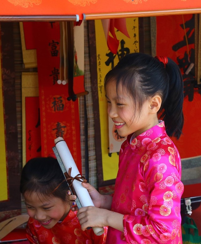 Người dân Thủ đô trẩy hội phố ông đồ xin chữ ngày mùng 1 Tết ảnh 12